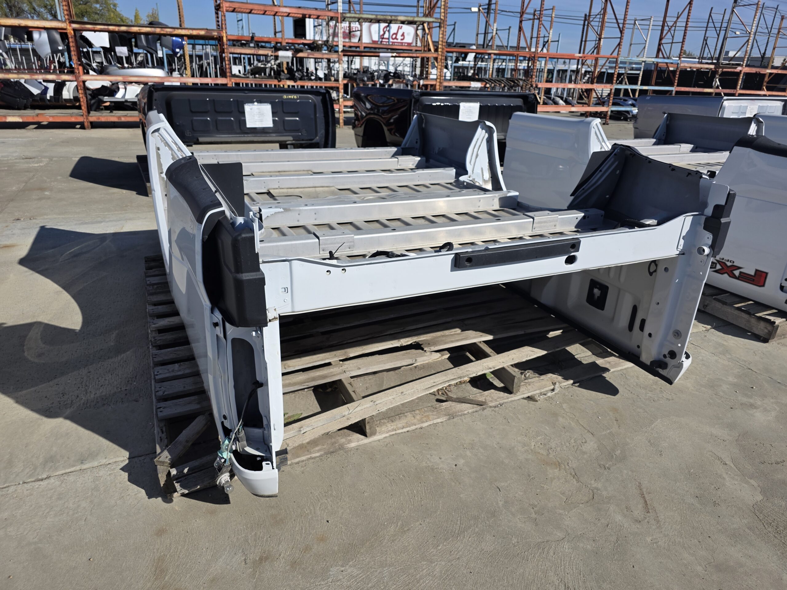 2017-22 F250SD/F350SD WHITE 8' TRUCK BOX (155-01975B) HC3Z9828508A - Image 4